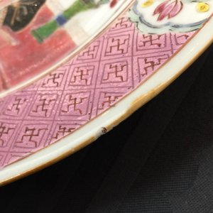 A Chinese famille rose plate with Europeans, Yongzheng (1723-1735) — 照片 3