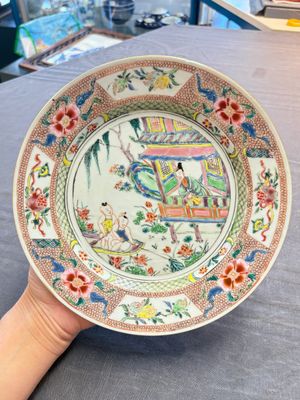 A Chinese famille rose plate with figural design, Yongzheng/Qianlong — 照片 1