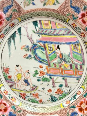A Chinese famille rose plate with figural design, Yongzheng/Qianlong — 照片 2