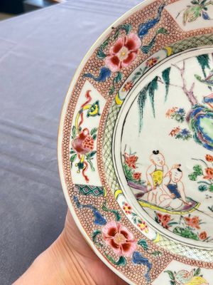 A Chinese famille rose plate with figural design, Yongzheng/Qianlong — 照片 3