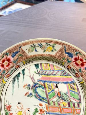 A Chinese famille rose plate with figural design, Yongzheng/Qianlong — 照片 4