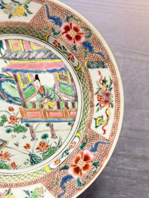 A Chinese famille rose plate with figural design, Yongzheng/Qianlong — 照片 5