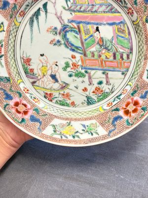 A Chinese famille rose plate with figural design, Yongzheng/Qianlong — 照片 6