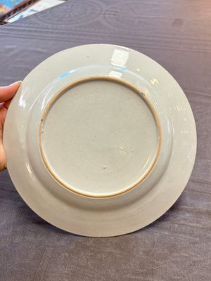 A Chinese famille rose plate with figural design, Yongzheng/Qianlong — 照片 7