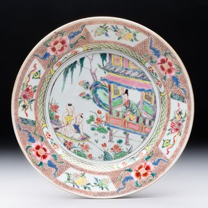 A Chinese famille rose plate with figural design, Yongzheng/Qianlong — 照片 1
