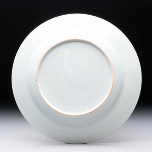 A Chinese famille rose plate with figural design, Yongzheng/Qianlong — 照片 2