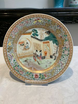 A Chinese famille rose plate with figures in a garden and a 'pseudo-tobacco leaf' dish, Qianlong and later — 照片 2