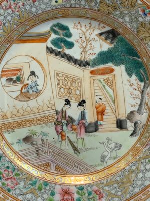 A Chinese famille rose plate with figures in a garden and a 'pseudo-tobacco leaf' dish, Qianlong and later — 照片 3