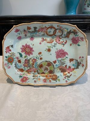 A Chinese famille rose plate with figures in a garden and a 'pseudo-tobacco leaf' dish, Qianlong and later — 照片 7