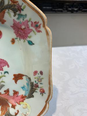 A Chinese famille rose plate with figures in a garden and a 'pseudo-tobacco leaf' dish, Qianlong and later — 照片 8