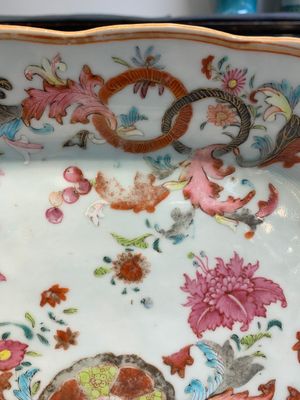 A Chinese famille rose plate with figures in a garden and a 'pseudo-tobacco leaf' dish, Qianlong and later — 照片 9