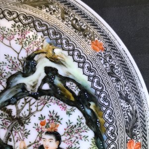 A Chinese famille rose plate with figures in a garden, Republic, 20th C. — 照片 6