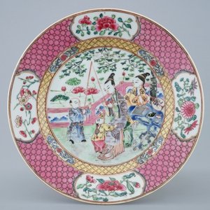 A Chinese famille rose plate with figures in a garden, Yongzheng, 1723-1735 — 照片 1