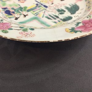 A Chinese famille rose plate with figures in a garden, Yongzheng — 照片 6