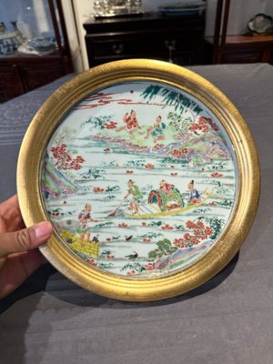 A Chinese famille rose plate with figures in a river landscape in gilt wooden frame, Yongzheng — photo 1