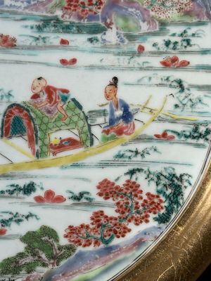 A Chinese famille rose plate with figures in a river landscape in gilt wooden frame, Yongzheng — photo 2