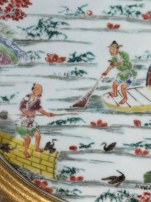 A Chinese famille rose plate with figures in a river landscape in gilt wooden frame, Yongzheng — photo 3