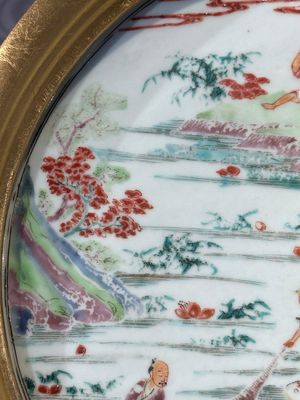 A Chinese famille rose plate with figures in a river landscape in gilt wooden frame, Yongzheng — photo 4