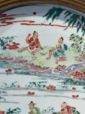 A Chinese famille rose plate with figures in a river landscape in gilt wooden frame, Yongzheng — photo 5