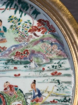 A Chinese famille rose plate with figures in a river landscape in gilt wooden frame, Yongzheng — photo 6
