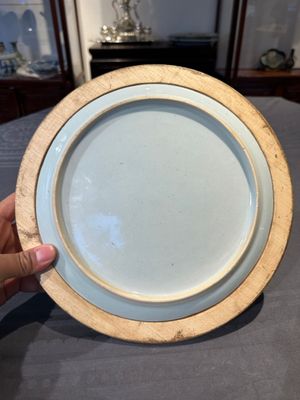 A Chinese famille rose plate with figures in a river landscape in gilt wooden frame, Yongzheng — photo 7