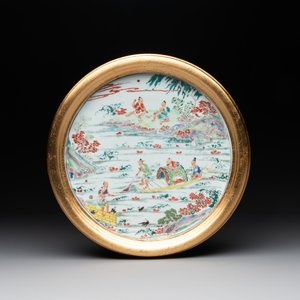 A Chinese famille rose plate with figures in a river landscape in gilt wooden frame, Yongzheng — photo 1