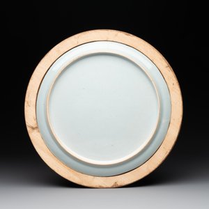 A Chinese famille rose plate with figures in a river landscape in gilt wooden frame, Yongzheng — photo 2