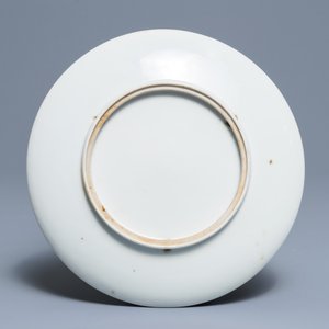 A Chinese famille rose plate with figures in an interior, Republic, 20th C. — 照片 2