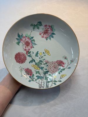A Chinese famille rose plate with floral design, Johanneum mark, ex-collection of August the Strong, Yongzheng — photo 1