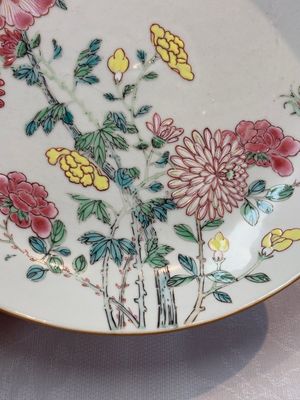 A Chinese famille rose plate with floral design, Johanneum mark, ex-collection of August the Strong, Yongzheng — photo 2