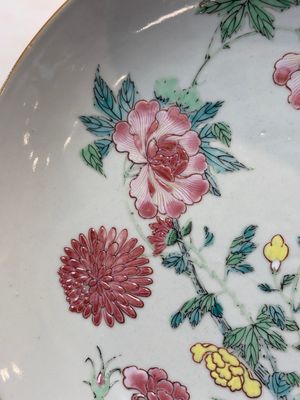 A Chinese famille rose plate with floral design, Johanneum mark, ex-collection of August the Strong, Yongzheng — photo 3