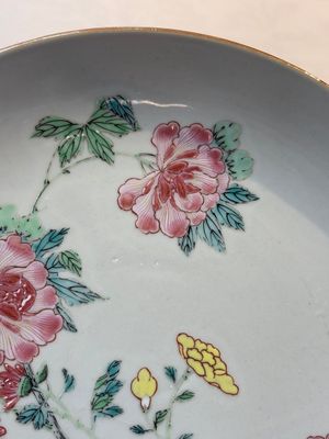 A Chinese famille rose plate with floral design, Johanneum mark, ex-collection of August the Strong, Yongzheng — photo 4