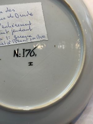 A Chinese famille rose plate with floral design, Johanneum mark, ex-collection of August the Strong, Yongzheng — photo 6