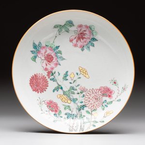A Chinese famille rose plate with floral design, Johanneum mark, ex-collection of August the Strong, Yongzheng — photo 1