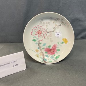 A Chinese famille rose plate with floral design, Yongzheng — photo 3