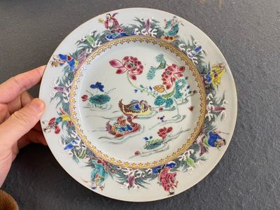 A Chinese famille rose plate with immortals and mandarin ducks, Yongzheng — 照片 1
