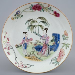 A Chinese famille rose plate with ladies in a garden, Yongzheng, 1723-1735 — 照片 1
