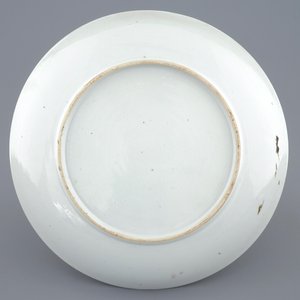 A Chinese famille rose plate with ladies in a garden, Yongzheng, 1723-1735 — 照片 2