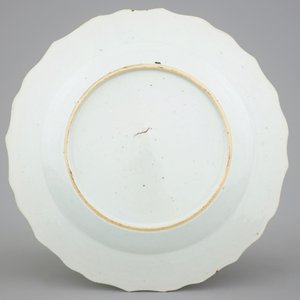 A Chinese famille rose plate with mandarin design, Qianlong, 18th C. — 照片 2