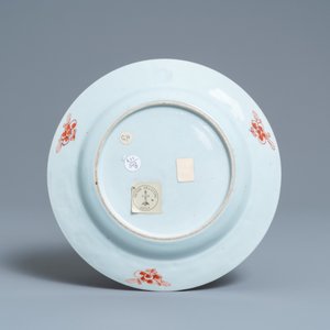 A Chinese famille rose plate with mandarin ducks in a lotus pond and immortals, Yongzheng — 照片 2
