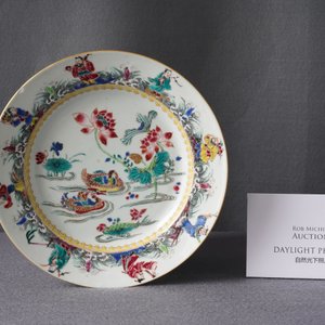 A Chinese famille rose plate with mandarin ducks in a lotus pond and immortals, Yongzheng — 照片 3