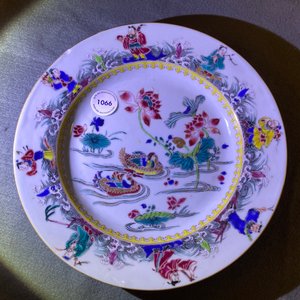 A Chinese famille rose plate with mandarin ducks in a lotus pond and immortals, Yongzheng — 照片 6