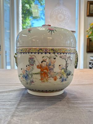 A Chinese famille rose 'playing boys' bowl and cover, Qianlong mark, Republic — 照片 1