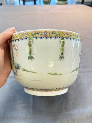 A Chinese famille rose 'playing boys' bowl and cover, Qianlong mark, Republic — 照片 11
