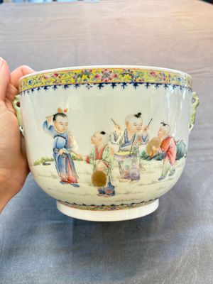 A Chinese famille rose 'playing boys' bowl and cover, Qianlong mark, Republic — 照片 12