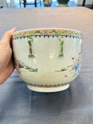 A Chinese famille rose 'playing boys' bowl and cover, Qianlong mark, Republic — 照片 13
