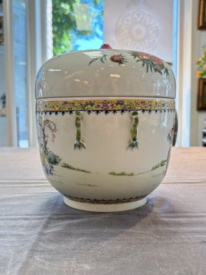 A Chinese famille rose 'playing boys' bowl and cover, Qianlong mark, Republic — 照片 2