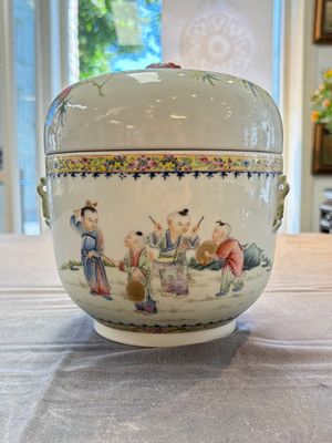 A Chinese famille rose 'playing boys' bowl and cover, Qianlong mark, Republic — 照片 3