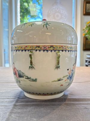 A Chinese famille rose 'playing boys' bowl and cover, Qianlong mark, Republic — 照片 4