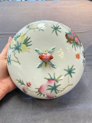 A Chinese famille rose 'playing boys' bowl and cover, Qianlong mark, Republic — 照片 5